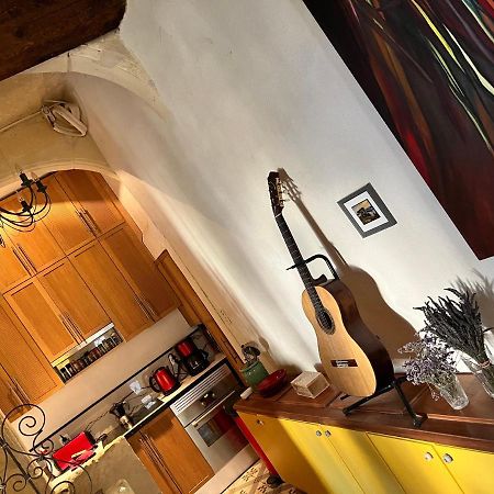 Appartement Le Donjon De La Roquette à Arles Extérieur photo