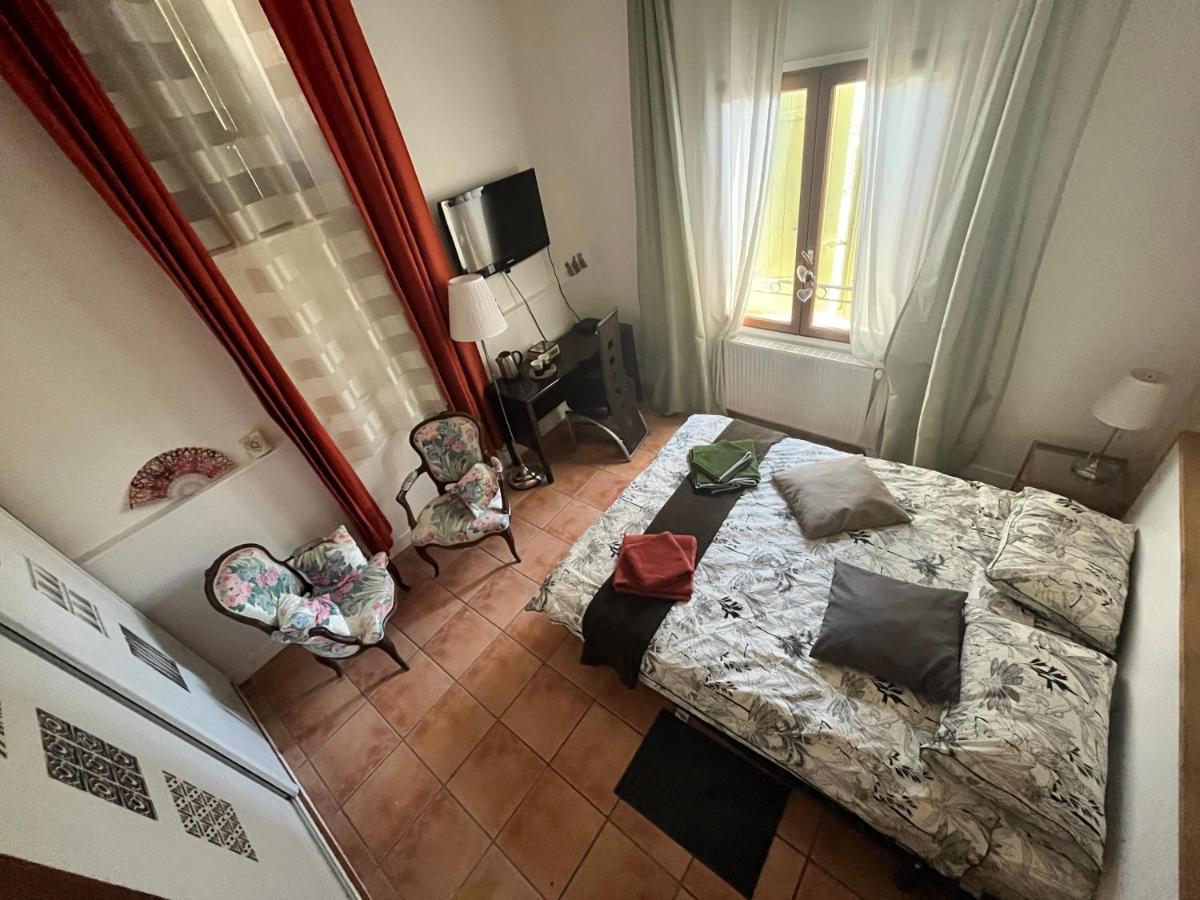 Appartement Le Donjon De La Roquette à Arles Extérieur photo