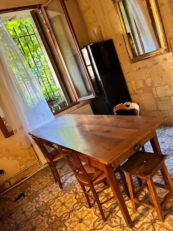 Appartement Le Donjon De La Roquette à Arles Extérieur photo